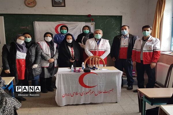استقرار کاروان سلامت جمعیت هلال احمر پاکدشت در روستای حاجی آباد