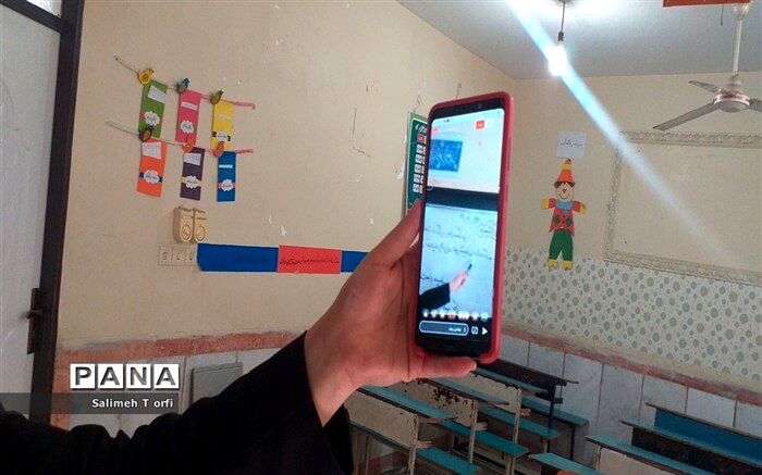 اهدای 7 گوشی هوشمند به دانش‌آموز اتباع و ایرانی