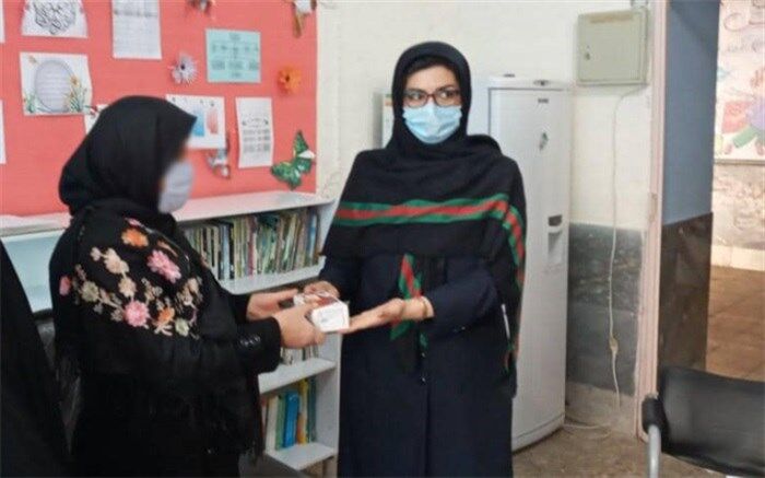 ۴ دانش آموز افغان و ۳ دانش آموز ایرانی یک مدرسه صاحب گوشی هوشمند شدند