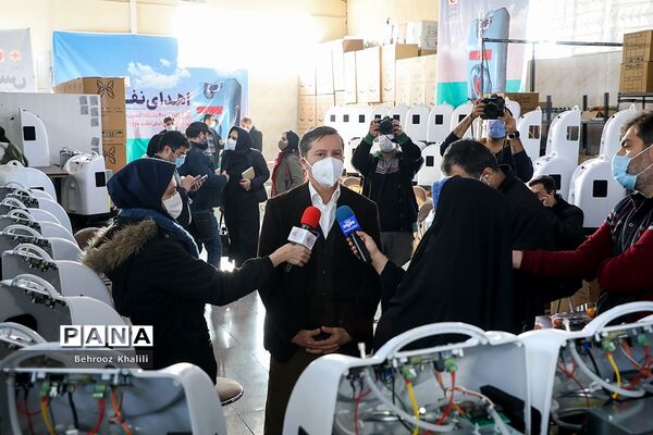 آیین رونمایی برای واگذاری 400 دستگاه اکسیژن‌ساز خانگی  اهدایی بین المللی صلیب سرخ