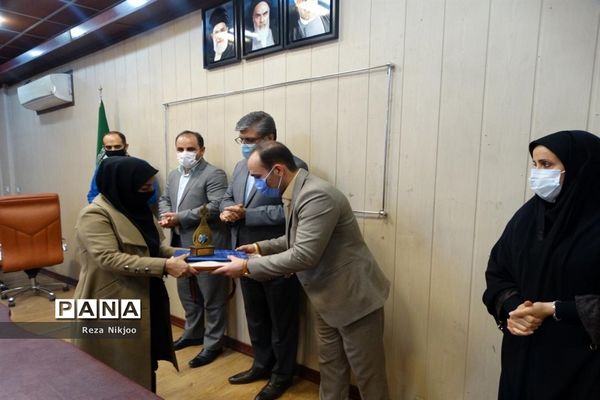 آیین تجلیل از منتخبین پژوهشگر و مولفان بهارستان یک