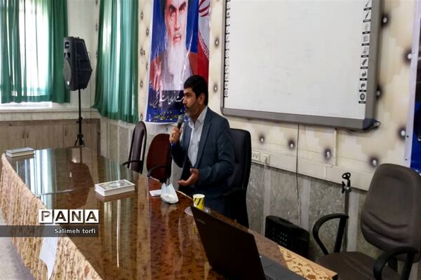 برگزاری جلسه مدیران مقطع ابتدایی درسالن اجتماعات اداره شهرستان حمیدیه