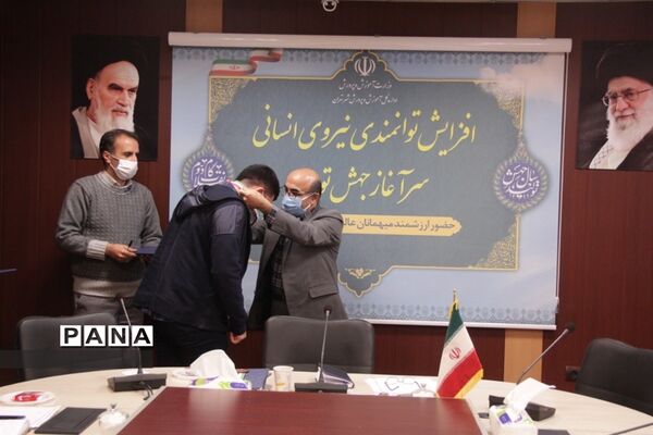 تجلیل از دانش‌آموزان مدال‌آور آموزش و پرورش منطقه ۱۳ تهران در المپیاد‌های علمی کشور