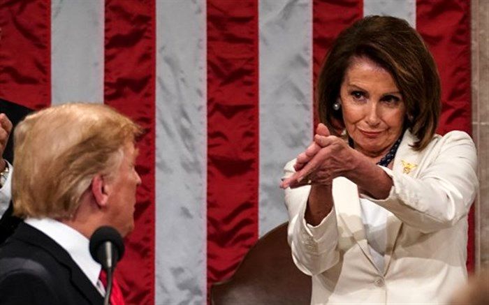 پلوسی: ترامپ را از موهایش می‌گیرم و از کاخ سفید بیرون می‌اندازم