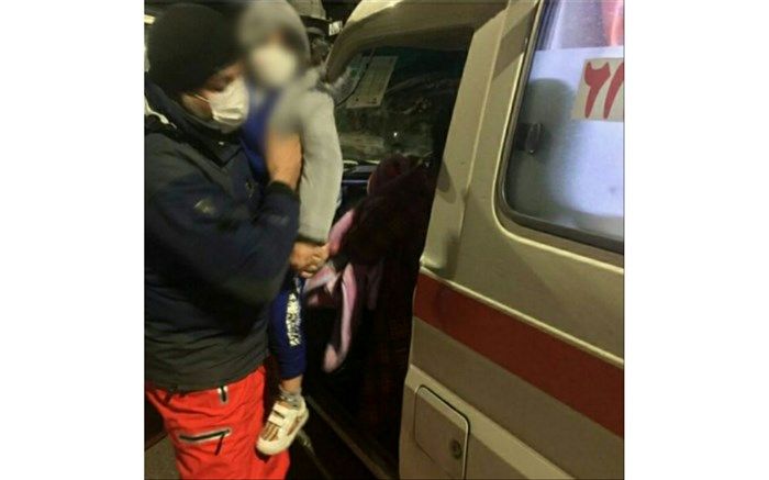 امداد رسانی به مادر و فرزند در راه مانده توسط نجاتگران جمعیت هلال احمر شهرستان دماوند 