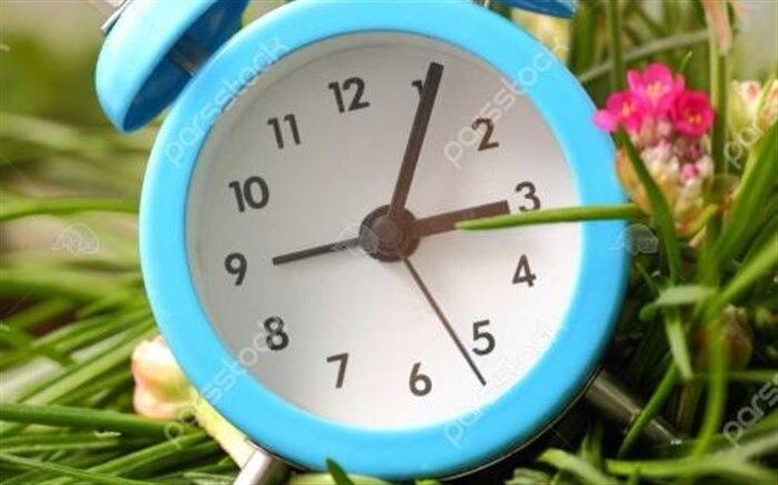 با صدای عقربک می‌گفت عمر می‌رود، بشنو صدای پای من