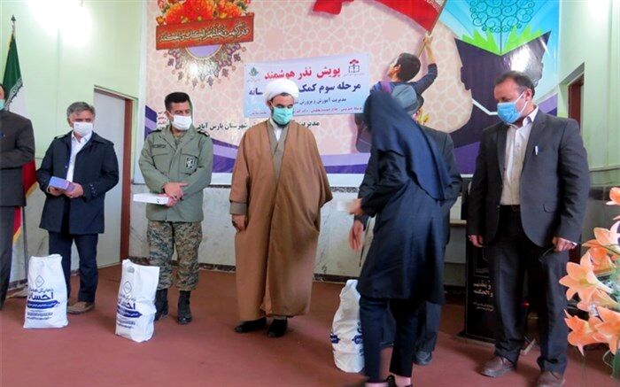 اهدا ی 40 دستگاه تبلت و گوشی هوشمند به دانش آموزان نیازمند شهرستان پارس آباد