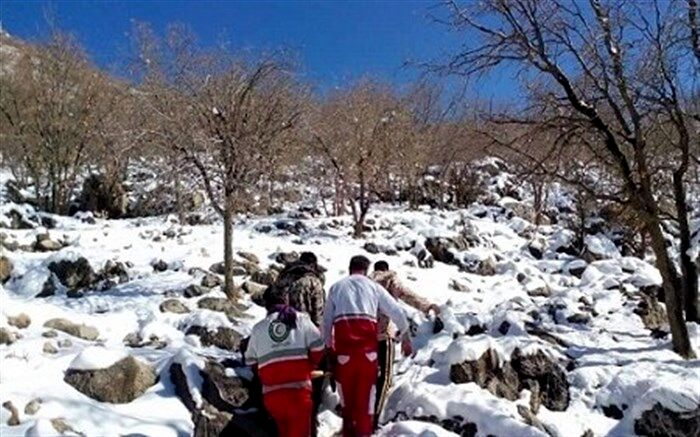 نجاتگران هلال احمربا ۱۵ کیلومتر پیاده روی در برف،  جان یک بیمار را نجات دادند