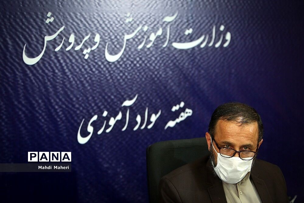 هشدار محمدزاده در زمینه آسیب‌های کم سوادی در جامعه