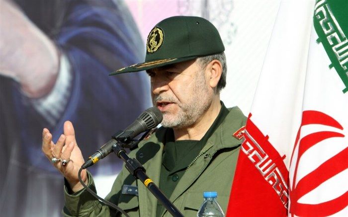 هدف دشمنان، ایجاد فاصله بین مردم و رهبری است