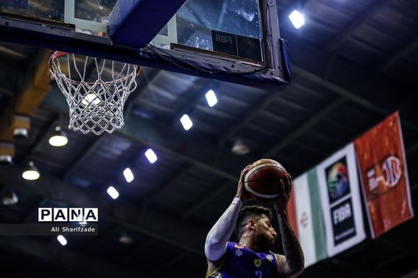 دیدار تیم‌های بسکتبال اکسون و نفت آبادان