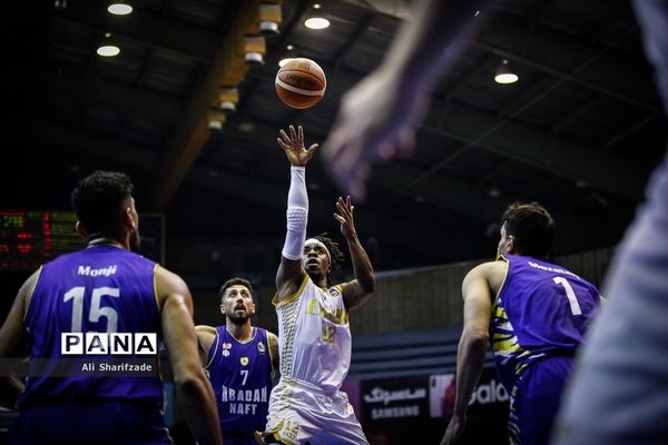 دیدار تیم‌های بسکتبال اکسون و نفت آبادان