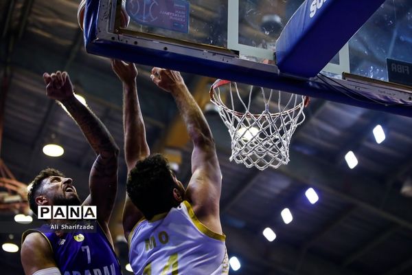 دیدار تیم‌های بسکتبال اکسون و نفت آبادان
