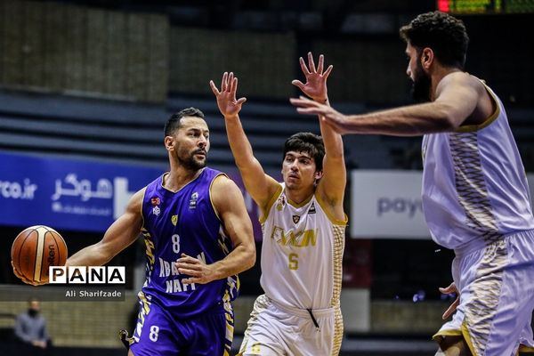 دیدار تیم‌های بسکتبال اکسون و نفت آبادان