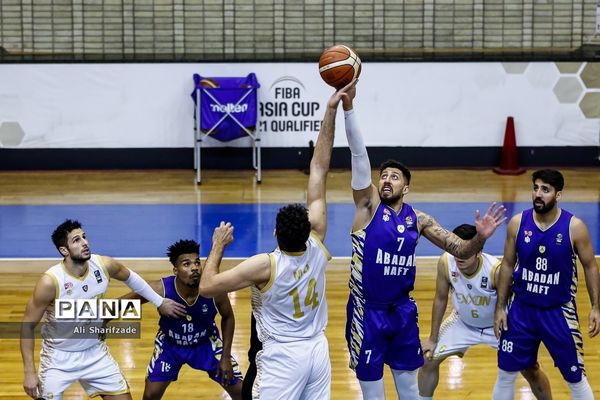 دیدار تیم‌های بسکتبال اکسون و نفت آبادان
