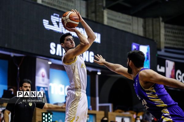 دیدار تیم‌های بسکتبال اکسون و نفت آبادان