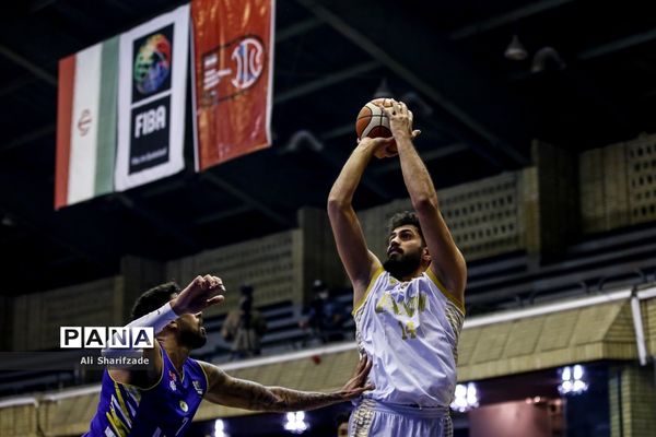 دیدار تیم‌های بسکتبال اکسون و نفت آبادان