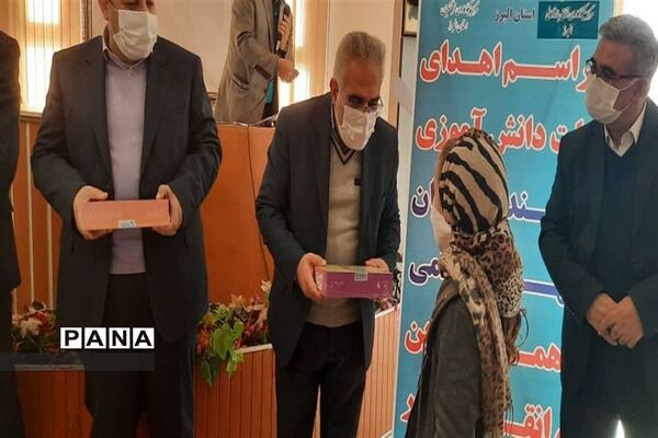اهدا 75 تبلت به دانش آموزان بی بضاعت شهرستان نظر آباد