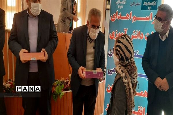 اهدا 75 تبلت به دانش آموزان بی بضاعت شهرستان نظر آباد