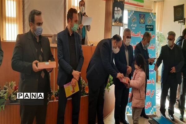 اهدا 75 تبلت به دانش آموزان بی بضاعت شهرستان نظر آباد