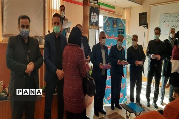 اهدا 75 تبلت به دانش آموزان بی بضاعت شهرستان نظر آباد