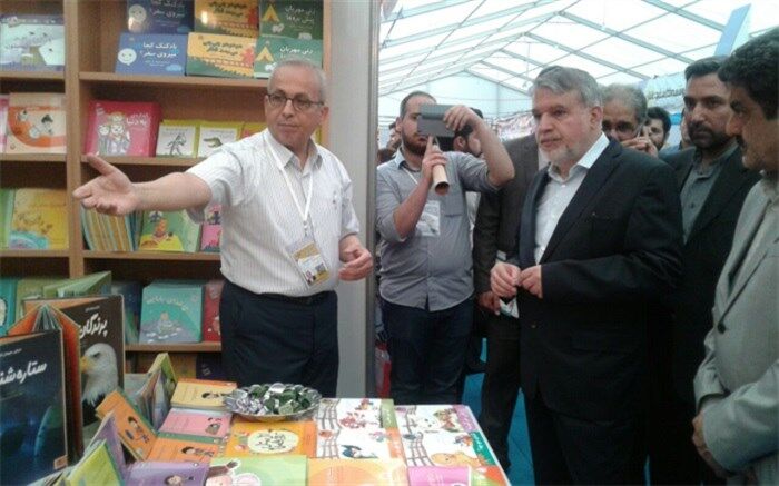 ناشر برگزیده کتاب رشد: جامعه ما از سودآوری مطالعه باخبر نیست  یا به آن اهمیت نمی‌دهد