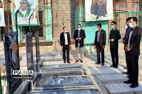 عطرافشانی مزار شهدای امامزاده باقر توسط مدیر آموزش و پرورش ناحیه یک بهارستان