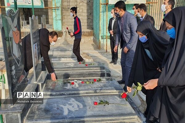 عطرافشانی مزار شهدای امامزاده باقر توسط مدیر آموزش و پرورش ناحیه یک بهارستان