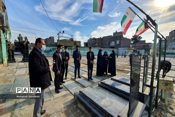 عطرافشانی مزار شهدای امامزاده باقر توسط مدیر آموزش و پرورش ناحیه یک بهارستان