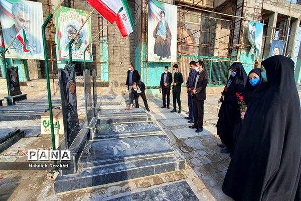 عطرافشانی مزار شهدای امامزاده باقر توسط مدیر آموزش و پرورش ناحیه یک بهارستان