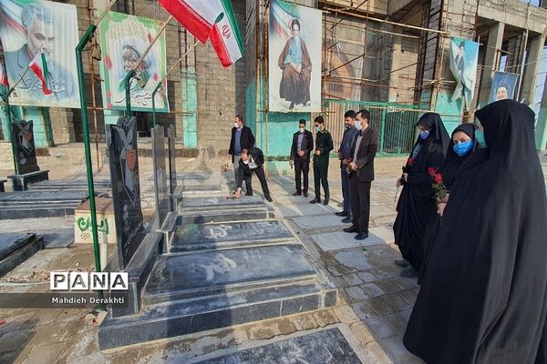 عطرافشانی مزار شهدای امامزاده باقر توسط مدیر آموزش و پرورش ناحیه یک بهارستان