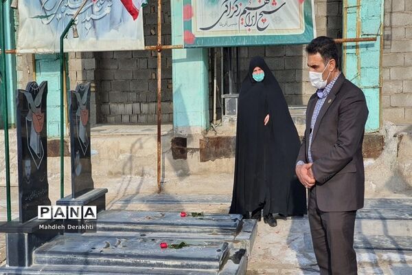 عطرافشانی مزار شهدای امامزاده باقر توسط مدیر آموزش و پرورش ناحیه یک بهارستان