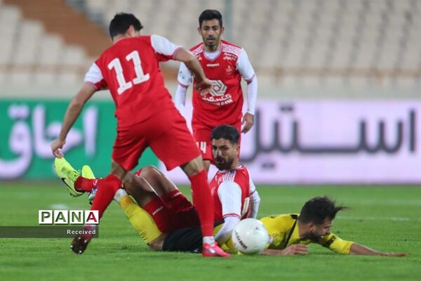دیدار تیم‌های پرسپولیس و سپاهان