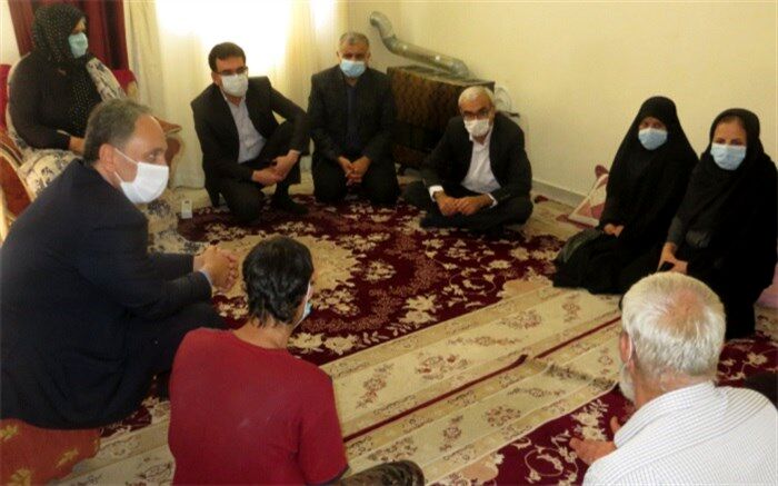دیدارمعاون سیاسی امنیتی اجتماعی استانداری بوشهر با خانواده دارای سه فرزند معلول