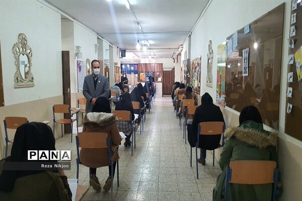 بازدید مدیر آموزش و پرورش ناحیه یک بهارستان از حوزه های برگزاری امتحانات نهایی
