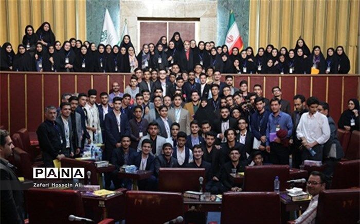 مجلس دانش آموزی، می تواند با افکاری نو و خردمندانه، آینده‌ای آباد را برای این آب و خاک رقم بزند