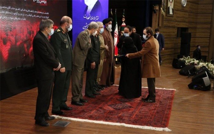 اهدای نشان درجه یک «نصر» به خانواده شهید فخری‌زاده