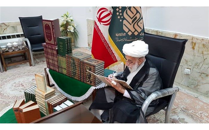 آیت الله جنتی بخشی از کتابخانه خود را به آستان حضرت معصومه اهدا کرد