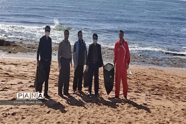 پاکسازی ساحل دریای عمان  توسط گروهی از فرهنگیان شهرستان چابهار