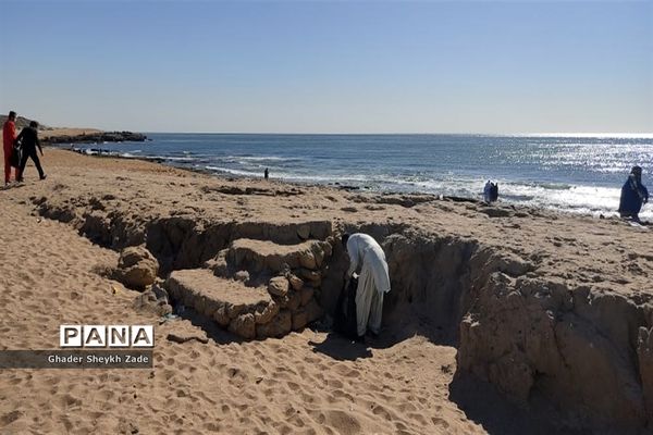 پاکسازی ساحل دریای عمان  توسط گروهی از فرهنگیان شهرستان چابهار