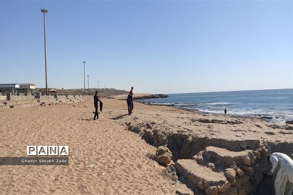 پاکسازی ساحل دریای عمان  توسط گروهی از فرهنگیان شهرستان چابهار