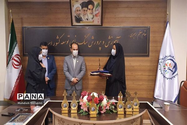 تجلیل از رابطین پژوهش مدارس ناحیه یک بهارستان