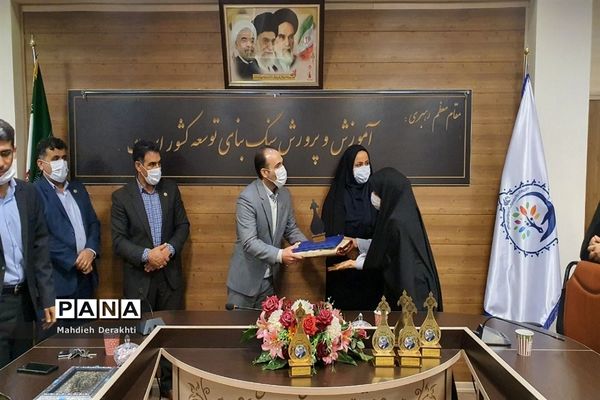 تجلیل از رابطین پژوهش مدارس ناحیه یک بهارستان