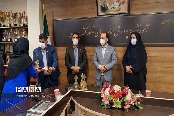 تجلیل از رابطین پژوهش مدارس ناحیه یک بهارستان