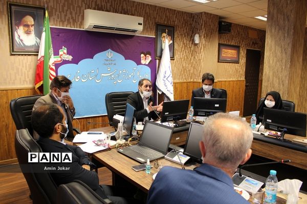 اعطای احکام و اعتبارنامه اعضاء هیات رئیسه مجلس دانش‌آموزی استان فارس