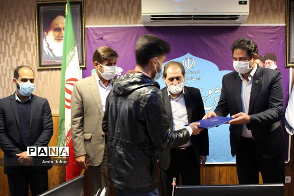 اعطای احکام و اعتبارنامه اعضاء هیات رئیسه مجلس دانش‌آموزی استان فارس