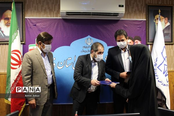 اعطای احکام و اعتبارنامه اعضاء هیات رئیسه مجلس دانش‌آموزی استان فارس