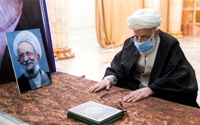 حضور آیت‌الله جنتی بر سر مزار آیت‌الله مصباح یزدی