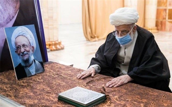 حضور آیت‌الله جنتی بر سر مزار آیت‌الله مصباح یزدی
