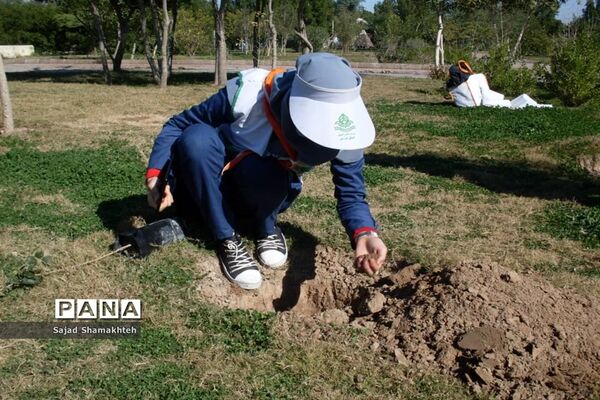 پاکسازی ساحل رودخانه کارون در شهراهواز توسط پیشتازان ناحیه یک اهواز